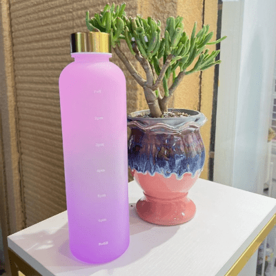 gourde sport sur meuble coté fleur
