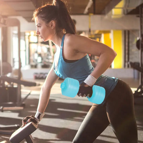 halteres salle sport femme exercices