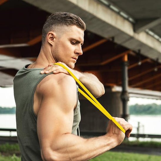 homme travaillant bicept elastique jaune
