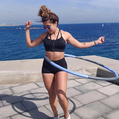hula hoop femme faisant cerceau en exterieur