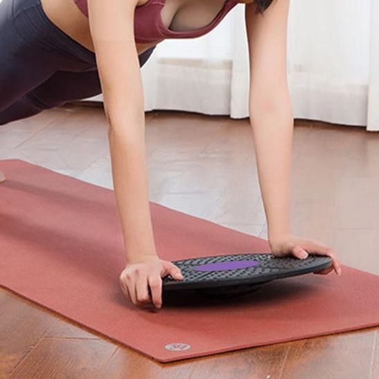 Planche d'équilibre femme tapis yoga