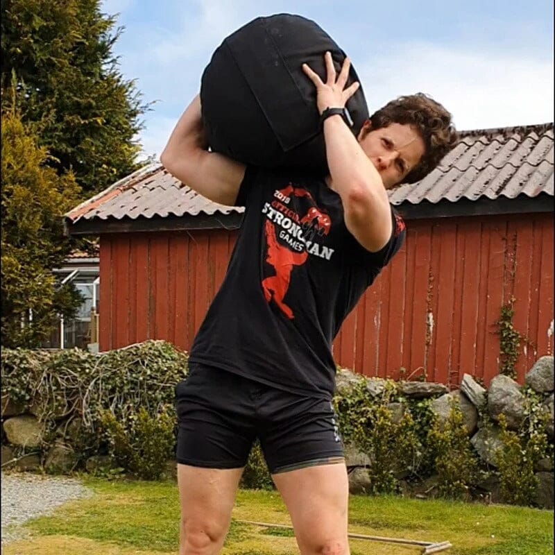 sac de sable homme portant un sac