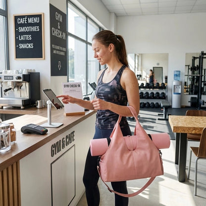 Sac de sport femme se préparant à partir avec ces affaires de yoga et son sac