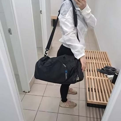 Sac de sport homme arrivant salle de sport pratique vestiaire