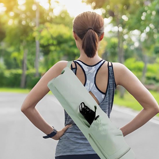 sac tapis yoga femme au parc seance pilates