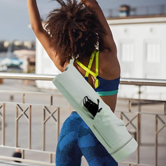 sac tapis yoga vert femme exercices exterieur
