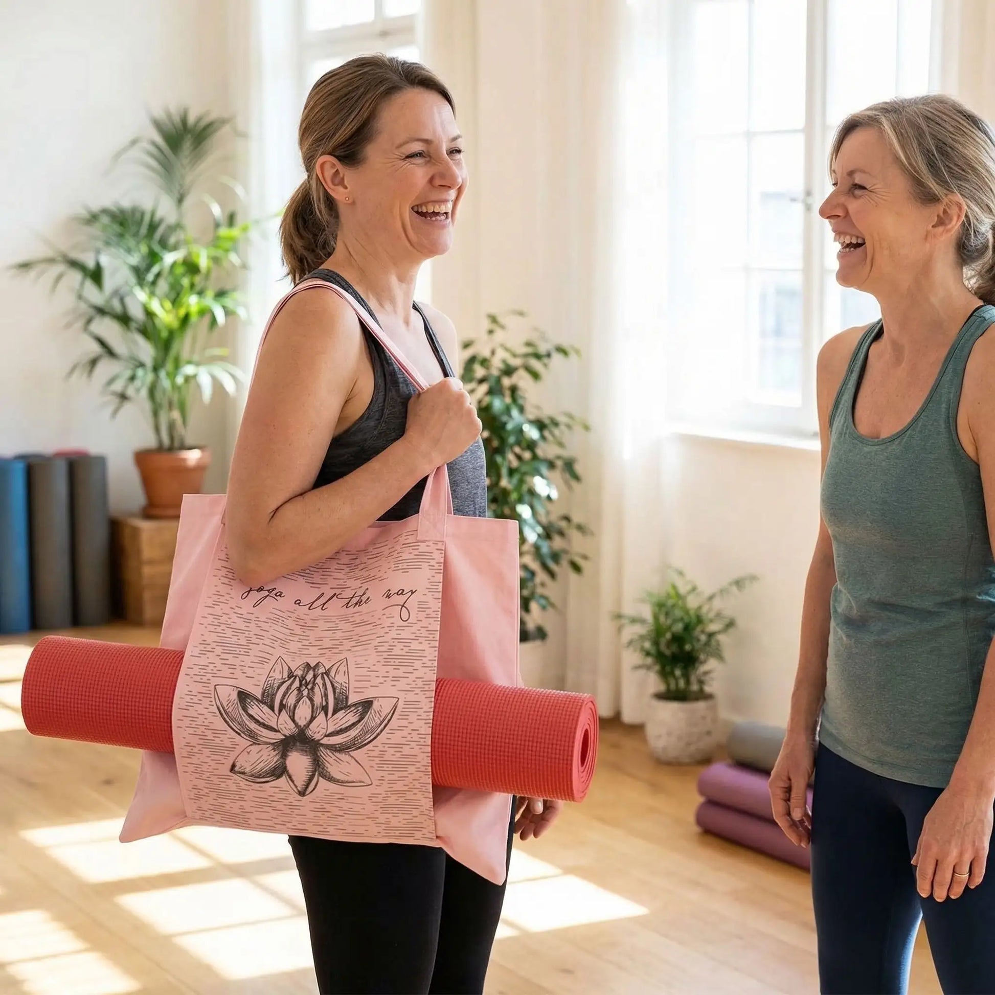 sac yoga deux femmes au studio yoga motivée et souriante avec sac rose épaule