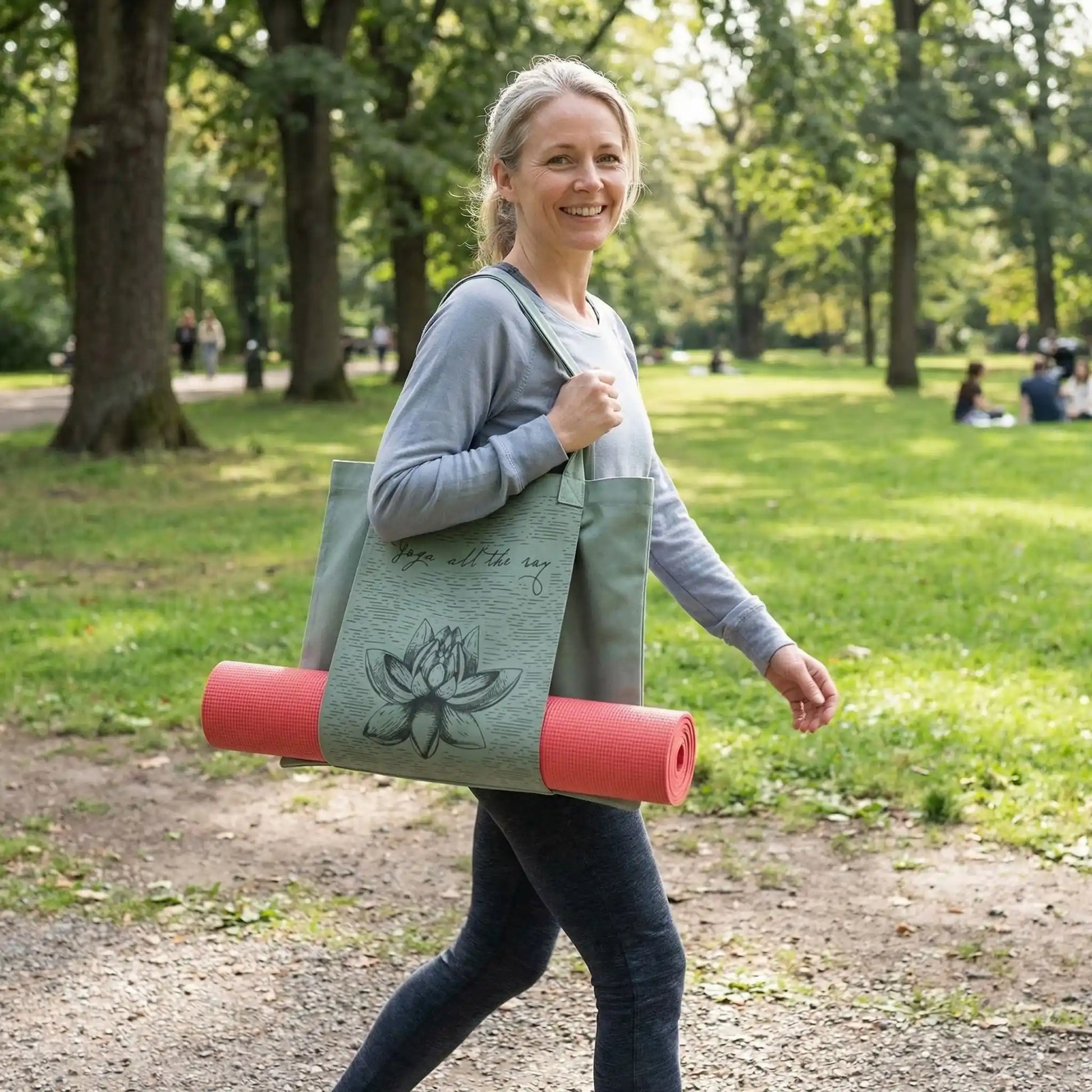 sac yoga femme au parc rejoignant groupe yoga avec sac à l épaule