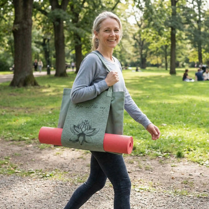 sac yoga femme au parc rejoignant groupe yoga avec sac à l épaule