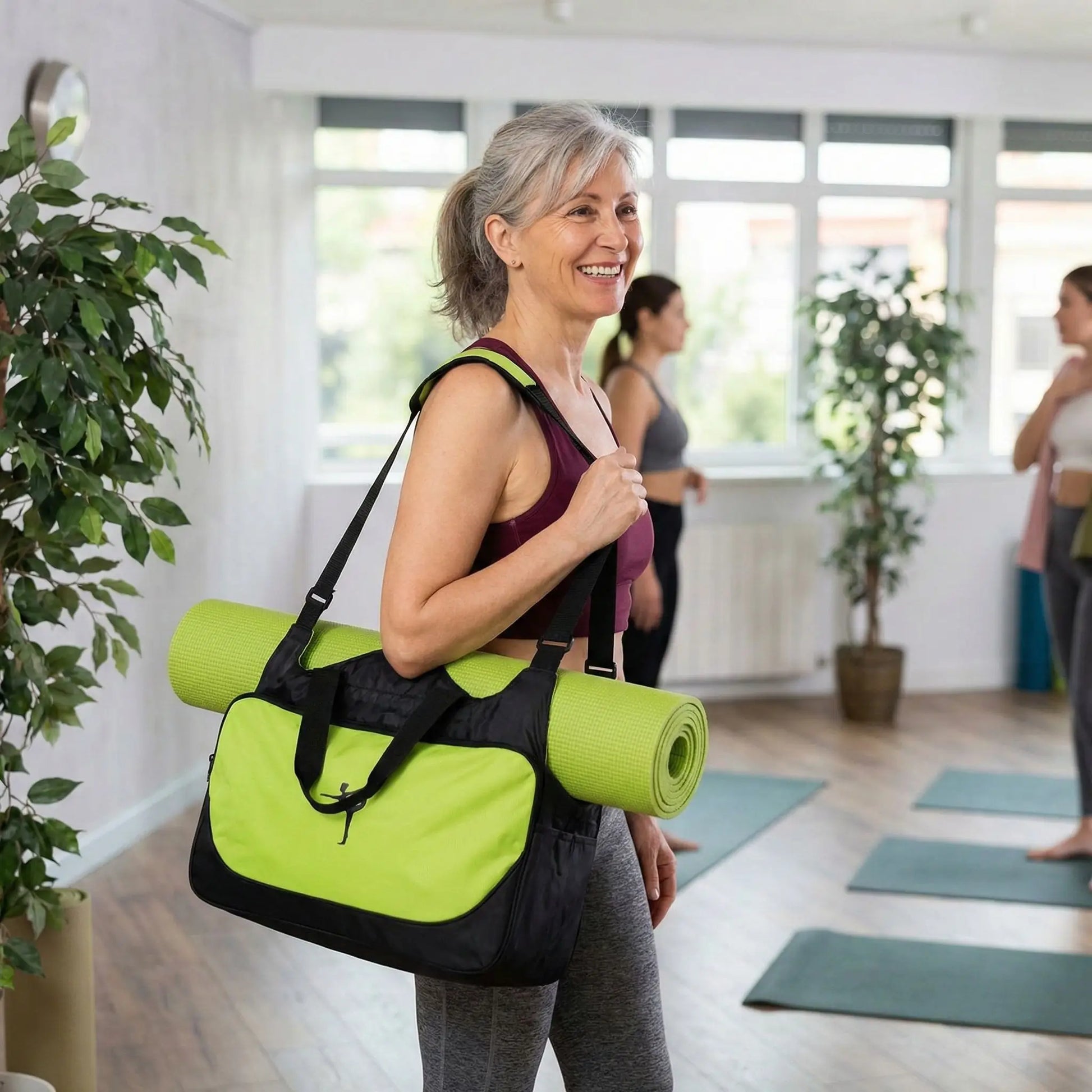 sac yoga-femme-au-studio-yoga-avec-sac