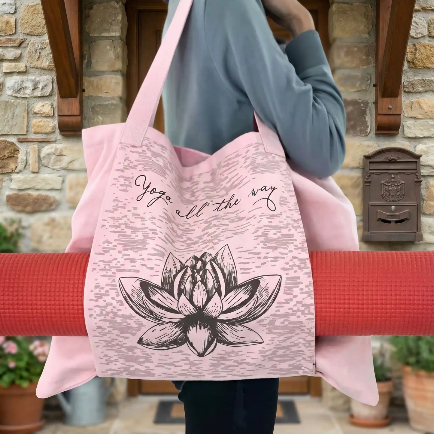 sac-yoga-femme-partant-au-yoga-devant-son-domicile