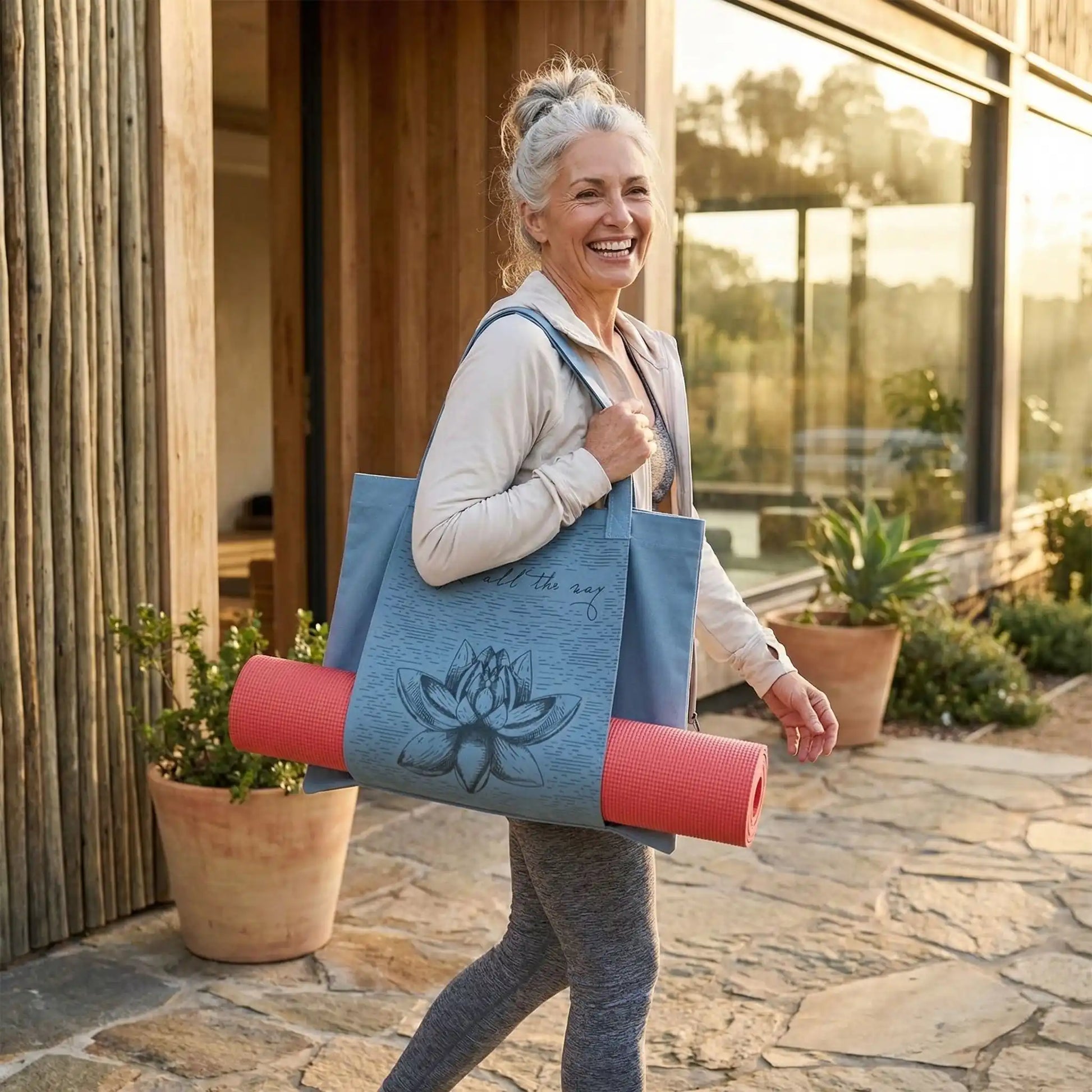 sac yoga femme souriante partant au yoga avec sac et tapis à l épaule