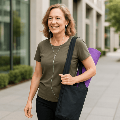 sac tapis yoga femme sereine dans la rue partant au yoga