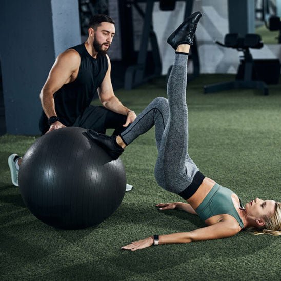 swiss ball exercice femme etirement
