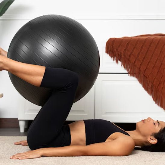 swiss ball femme ballon entre jambes