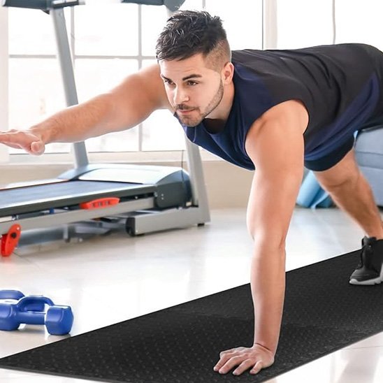 tapis de gymnastique homme en salle de sport exercices