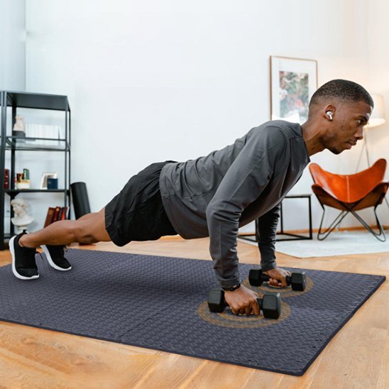 tapis de gymnastique homme exercices dans son salon