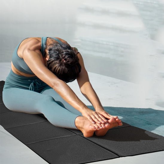 tapis de yoga femme sur tapis etirements dos genou