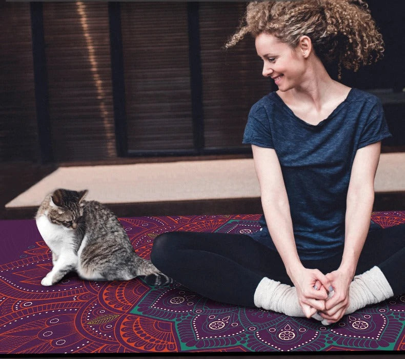 tapis pour pilates femme assise avec chat