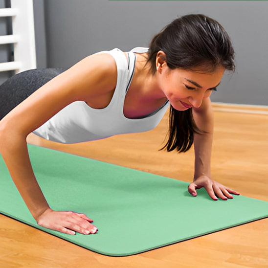 tapis yoga femme faisant pompes