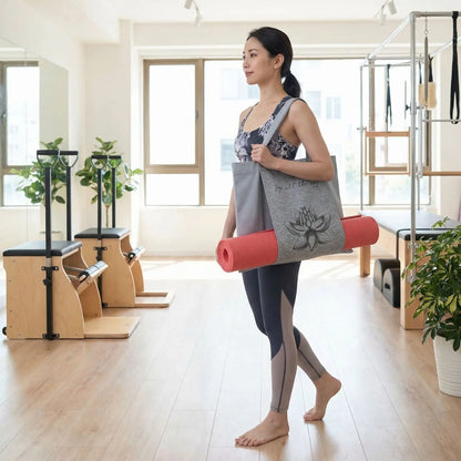 tapis yoga femme sereine arrivant au studio Pilates avec sac et tapis