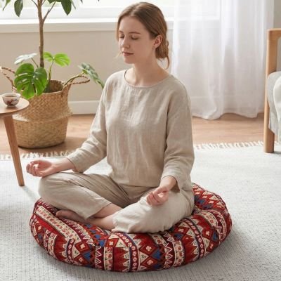 Zafu femme dans son salon en méditation
